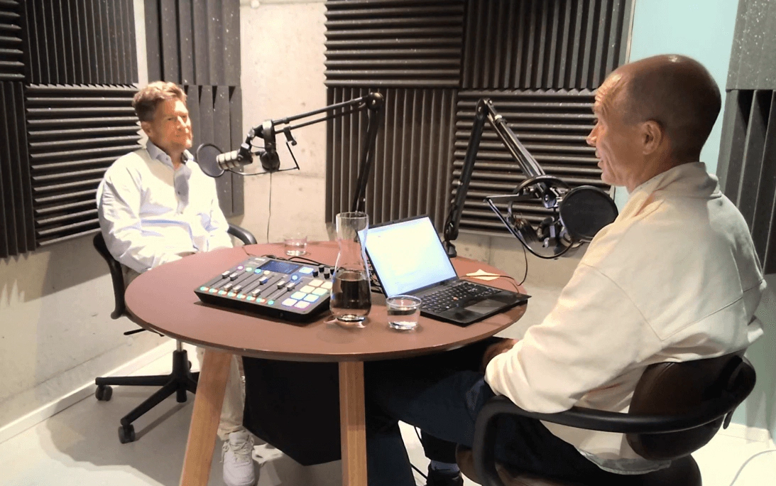 Magne Bakkeli og Eystein Kleivenes i ivrig podcast-samtale. Magne Bakkeli og Eystein Kleivenes i ivrig podcast-samtale.